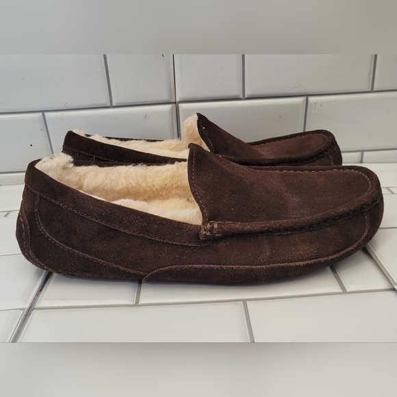 Ugg  S/N 1101110 Mens Ascot Suede Slipper Color Chocolate Brown Fur LinedSize main image 4